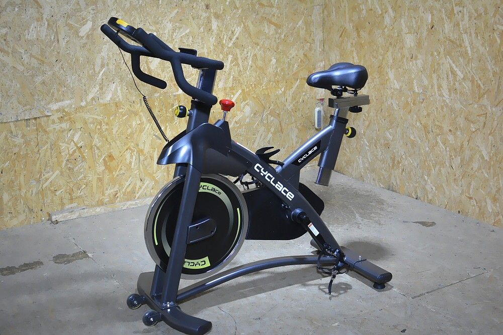 ☆Cyclace スピンバイクフィットネスバイク/本格的ホイール16kg/摩擦 