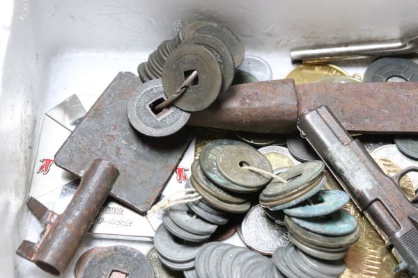 解体現場の引き出しから出た物そのまま 古銭や鍔や蔵の鍵