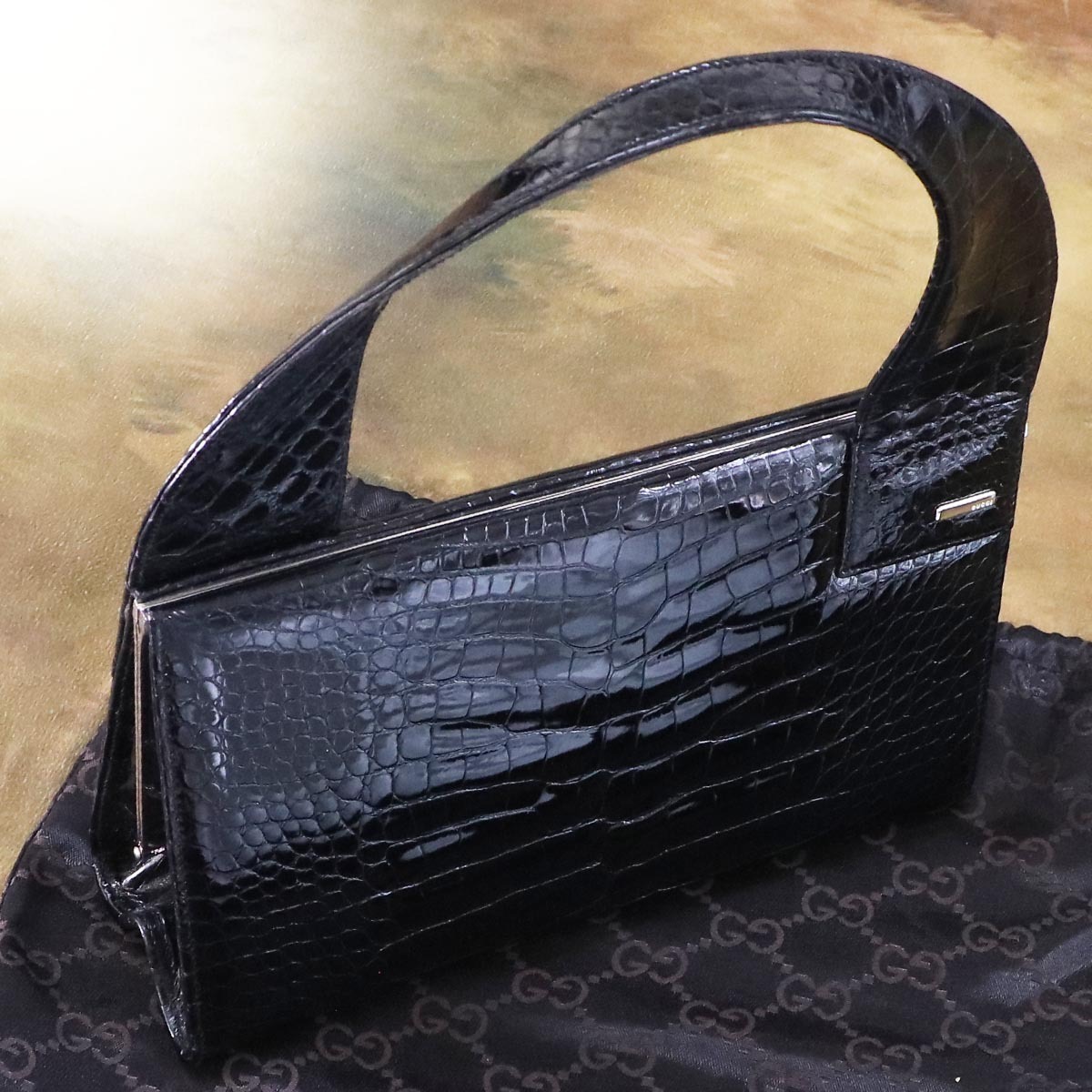 本物 極上品 グッチ 幻 TOMFORDコレクション限定 最高級クロコダイルレザー フレームバッグ ブラック クロコ ハンドバッグ 保存袋付 トム・フォード最後のGucciコレクションは今なお燦然と輝く | SSENSE 刷新の「グッチ」、継続路線の「トム フォード」、再起の「バリー」 新