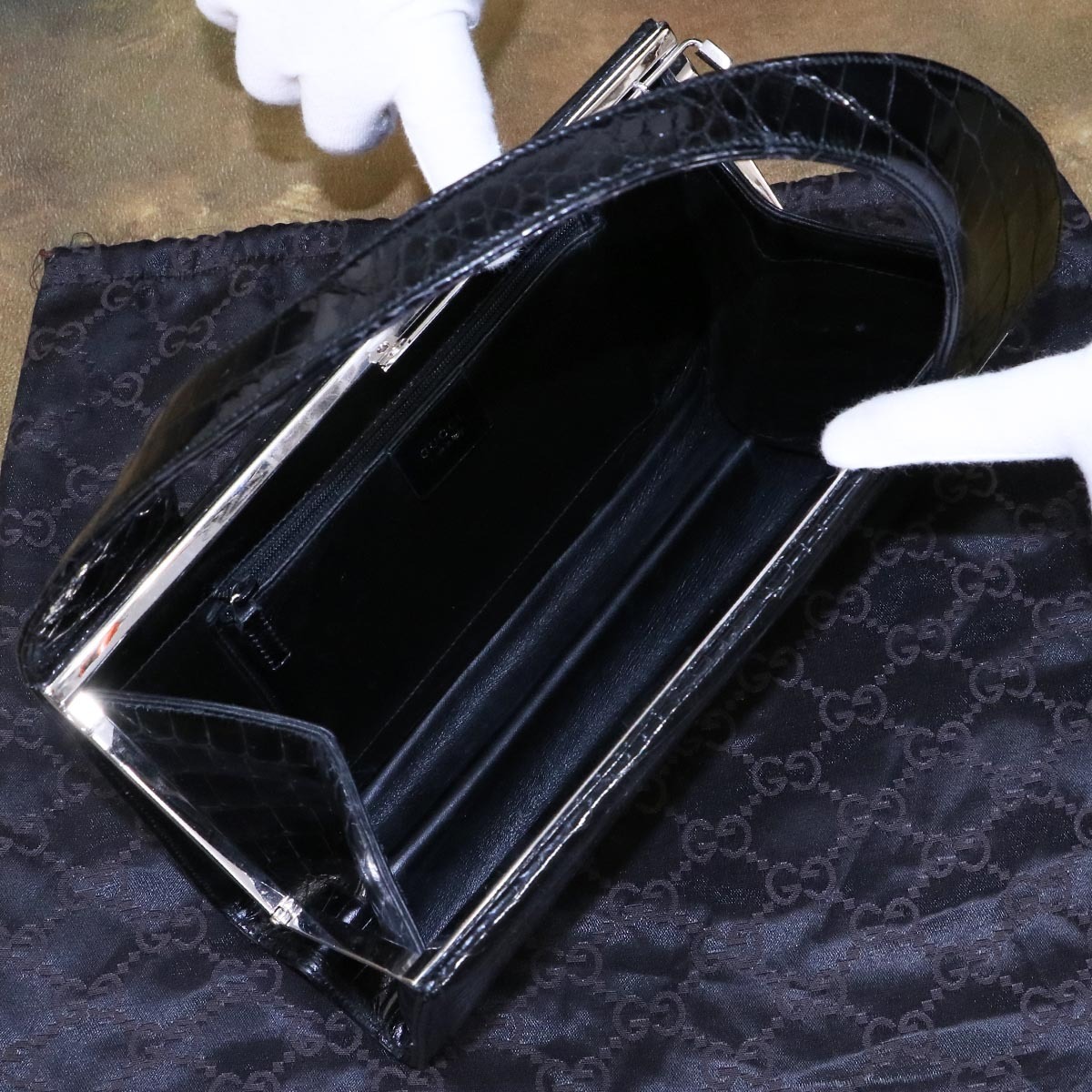 本物 極上品 グッチ 幻 TOMFORDコレクション限定 最高級クロコダイルレザー フレームバッグ ブラック クロコ ハンドバッグ 保存袋付 トム・フォード最後のGucciコレクションは今なお燦然と輝く | SSENSE 刷新の「グッチ」、継続路線の「トム フォード」、再起の「バリー」 新
