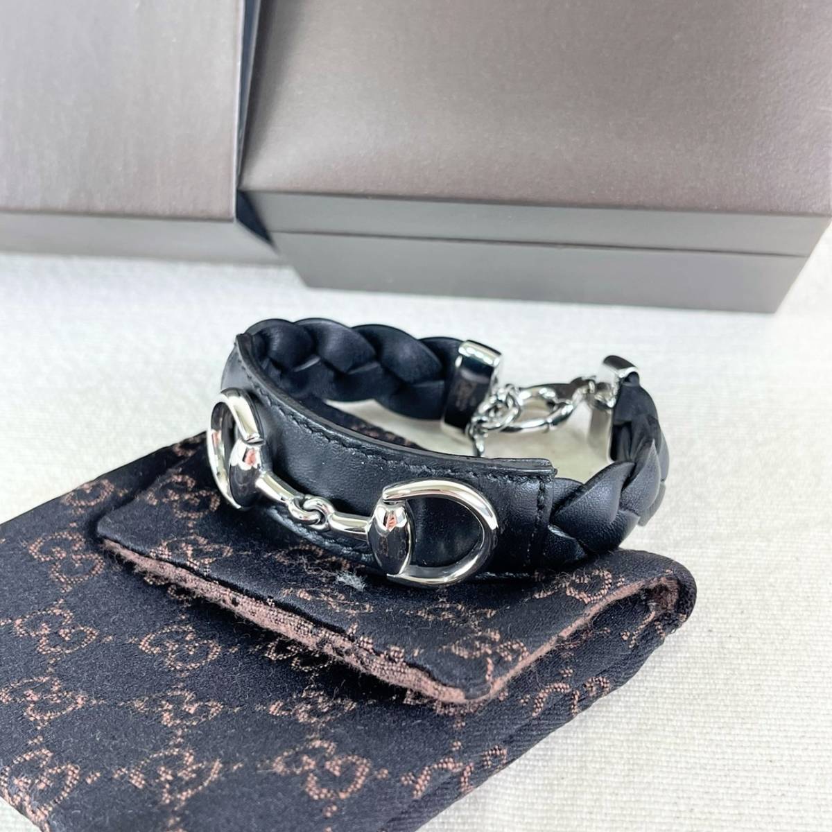 激安大特価，低価 Dead Stock / 正規品 デッド GUCCI シルバー ビット 黒 レザー ブレスレット イタリア製 ビンテージ 箱付き(服飾小物)｜売買されたオークション情報、yahooの商品情報をアーカイブ公開 - オークフ 服飾小物