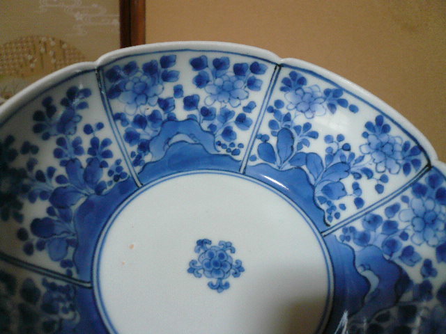 古伊万里 江戸時代中期の岩に花の図柄の藍柿右衛門の深鉢 無傷 箱付 古