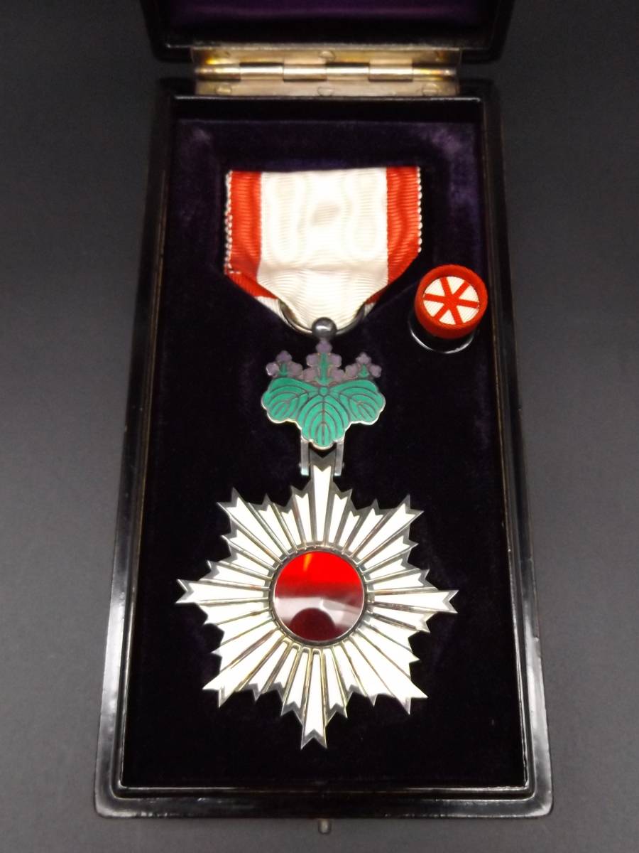 勲章 ☆勲章徽章 黒塗共 略綬・ 旧日本軍勲章勲六等旭日章・ メルカリ