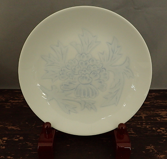 井上萬二 額皿 白磁染牡丹彫文 19cm 萬二窯 白磁 共箱 皿 飾り皿 ARITA