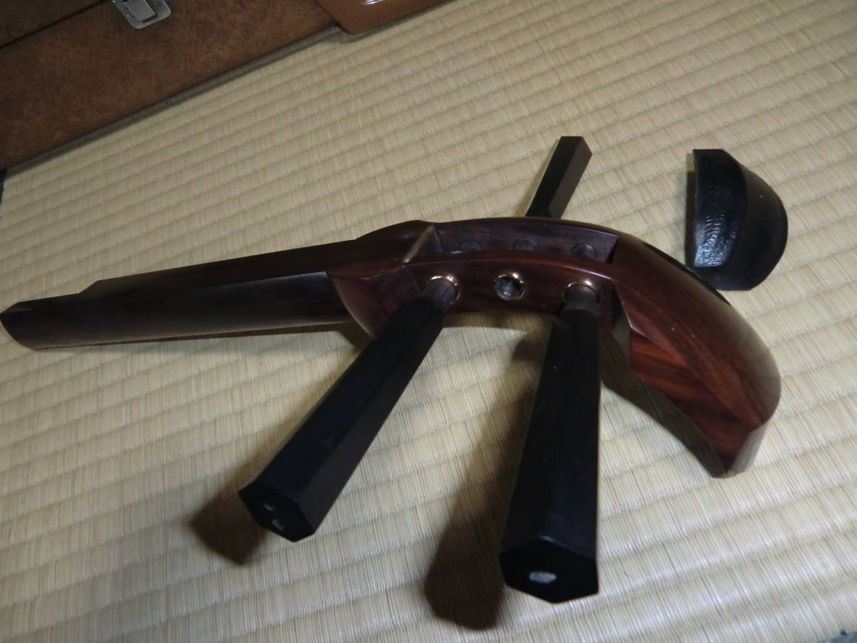 良品✨長唄三味線 中棹 紅木 木製糸巻き 駒2種 ケース付き 三味線 弦楽器 紅木 中棹 三味線 楽器、器材 子持ち綾杉胴 三味線用ハード 【個人出品