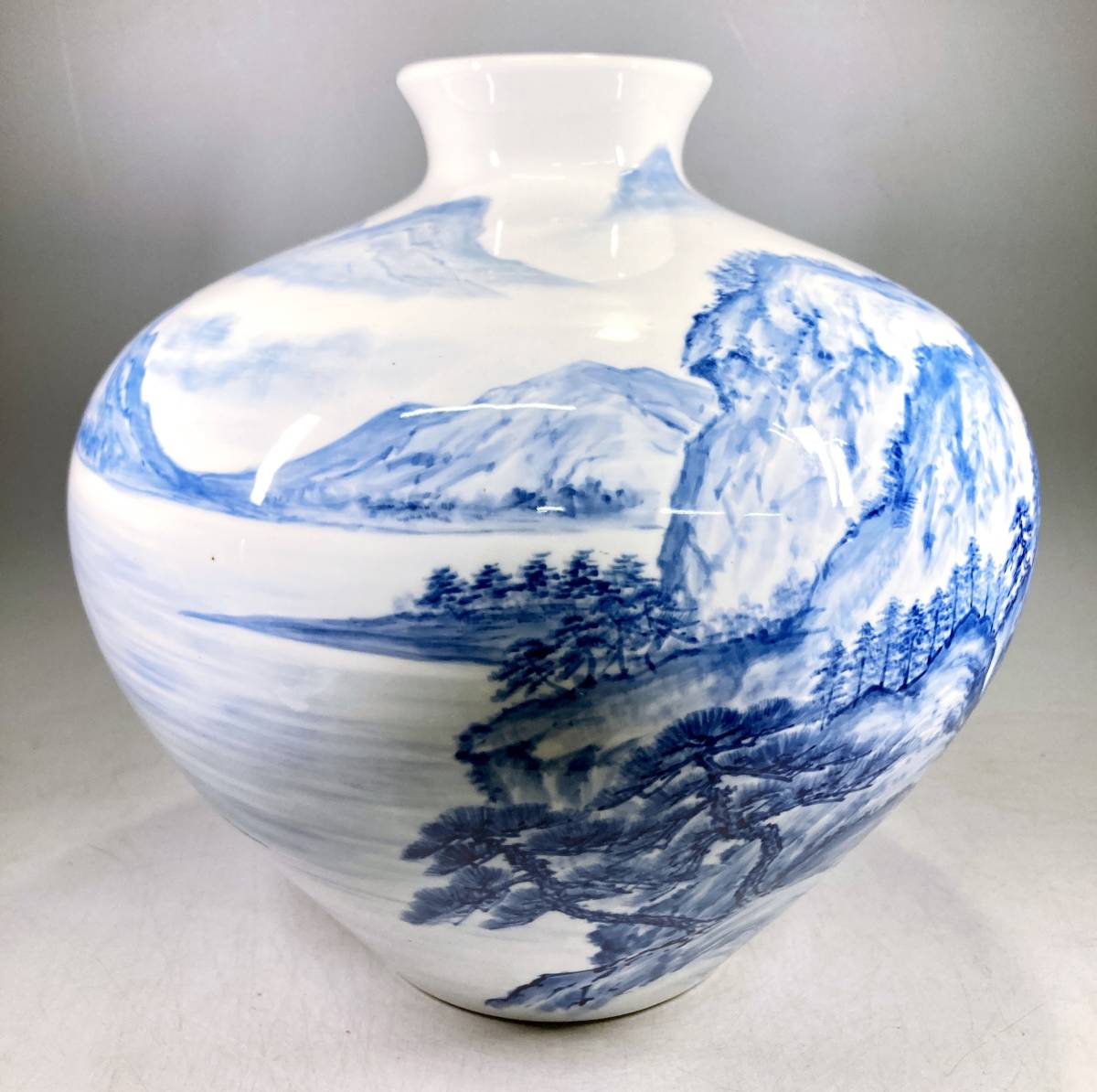 有田焼 十三代 代右衛門 作 染付山水図花瓶 花器 花入 飾壺 陶器 置物
