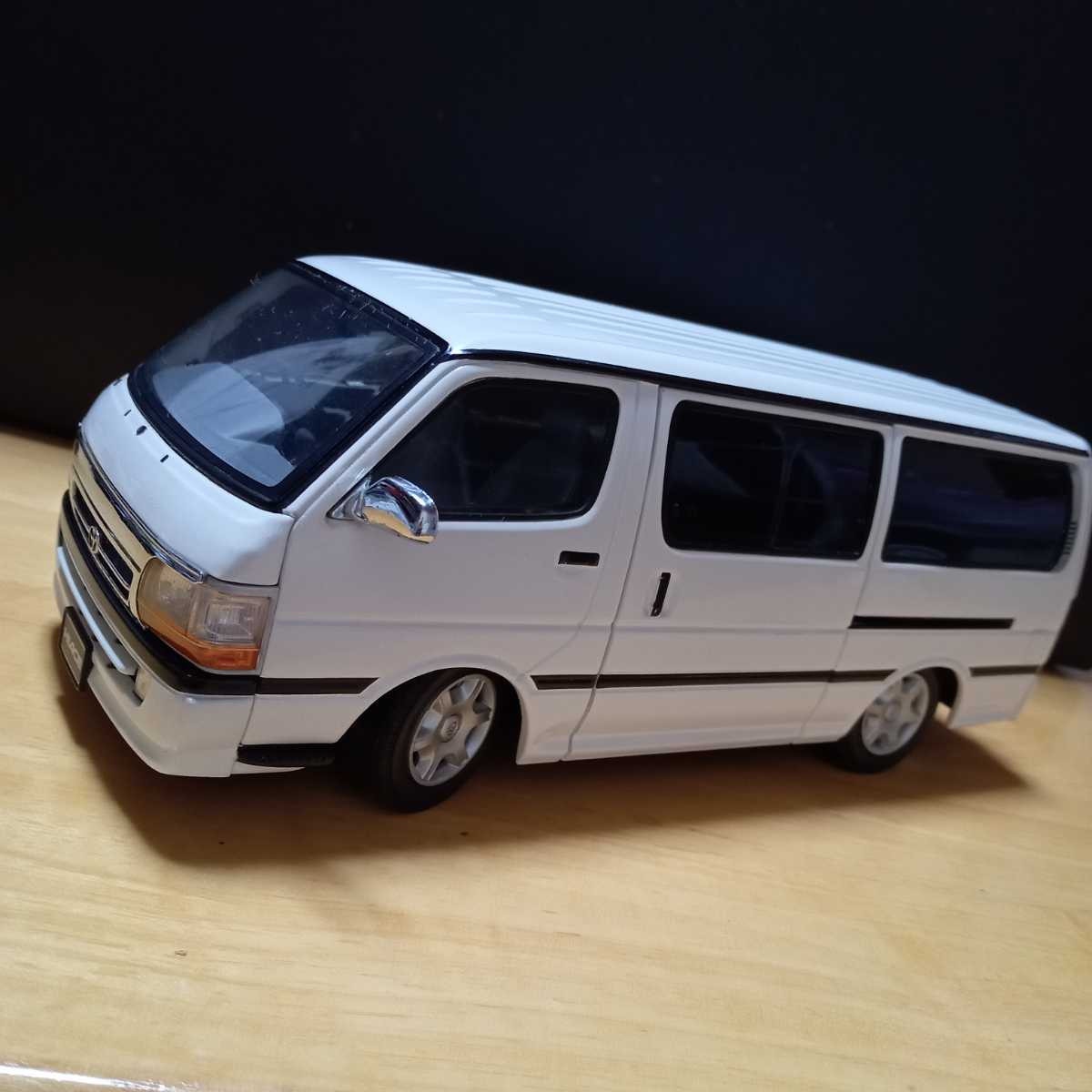 DISM 1/24 ハイエースバン 100系 スーパーGL マーベラスシルバー DISM