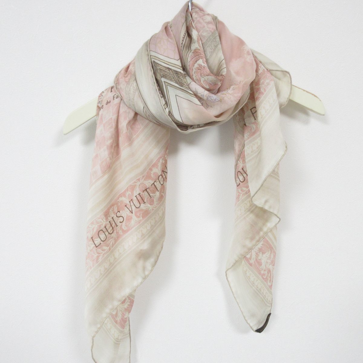  良品 Louis Vuitton ルイヴィトン LES DECORS PARISIENS AU XIX SIECLE シルク100% 大判 スカーフ ストール ピンクベージュ系 I0401(服飾小物)｜売買されたオークション情報、yahooの商品情報をアーカイブ公開 服飾小物