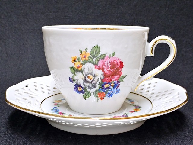 人気セール，高品質 3QV売切 税無し Schumann Bavaria シューマンババリア カップ＆ソーサー バラのブーケ 透かし ドイツ 現状 現品限り 0708-1(コーヒー、ティー兼用)｜売買されたオークション情報、yahooの商品情報を 茶器