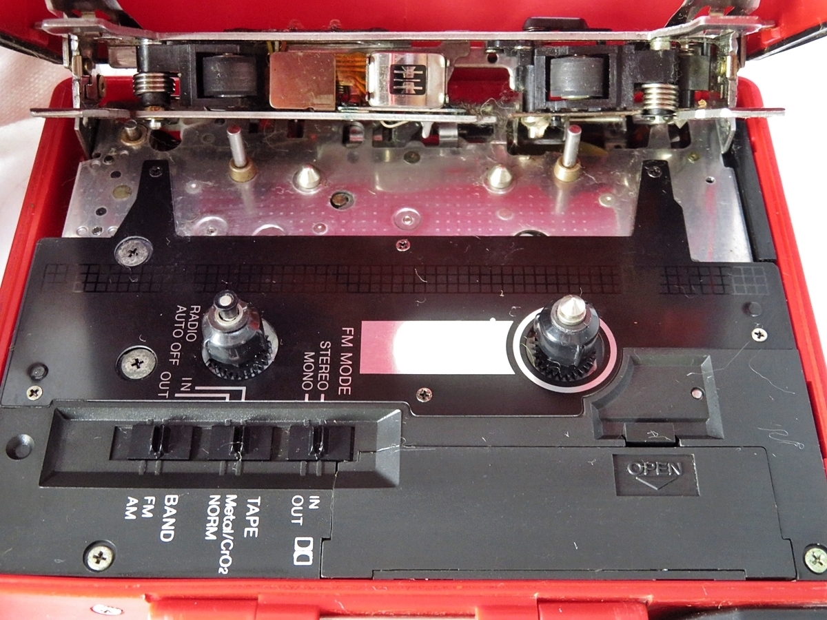 ポータブルプレーヤー Toshiba Walky auto reverse AM/FM RT-KS1 Toshiba RT-KS1 Cassette Player Radio FM/AM White Japanese model