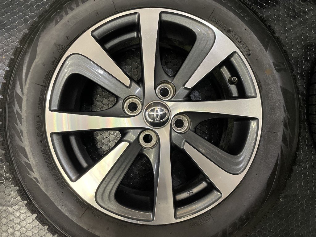 BS BLIZZAK VRX2 185/60R15】スタッドレス【トヨタ アクア 後期 純正