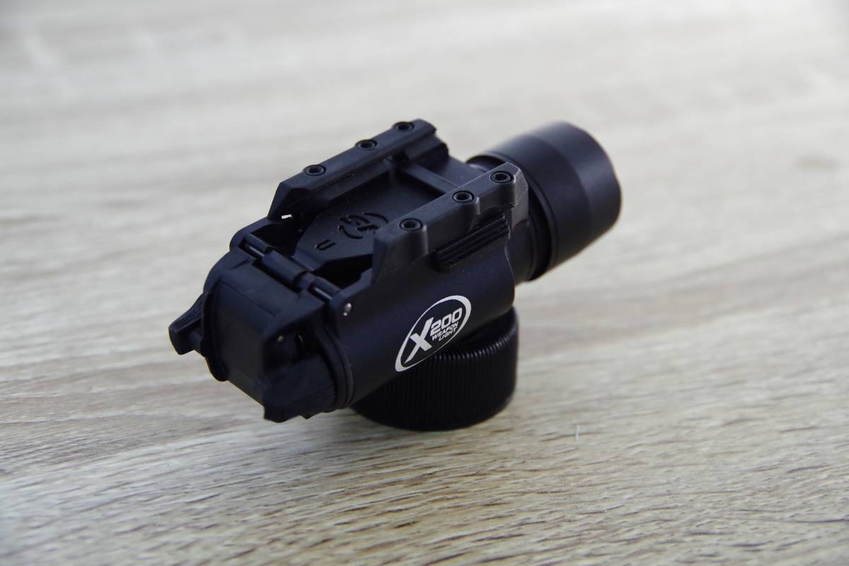 実物 SUREFIRE X200 ウェポンライト 美品 シュアファイヤー SURE FIRE