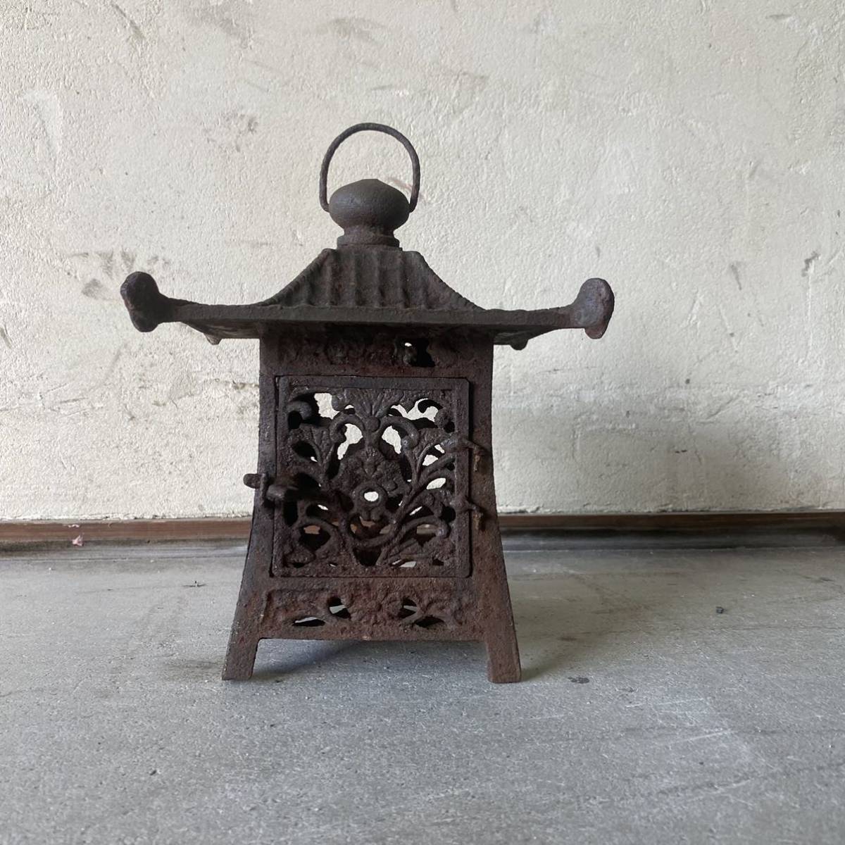 鉄製の灯篭 吊り燈籠(鉄製) 庭道具 オブジェ 鉄灯篭 灯籠 燈篭 灯もの 和風