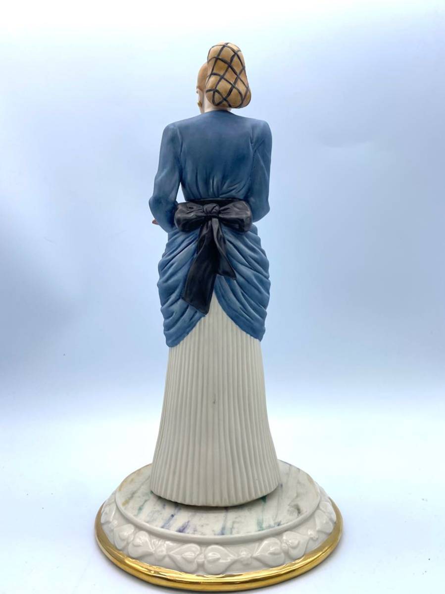 特大capodimonteカポディモンテ イタリア製 貴婦人 置物 フィギュリン 美品Capodimonte カポディモンテ製 特大フィギュア高さ 30cm幅14.5cm