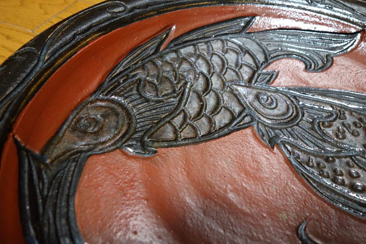 古い壺屋焼 小橋川清正 双魚と海老の赤絵 大皿 一尺 約30cm 在銘・小
