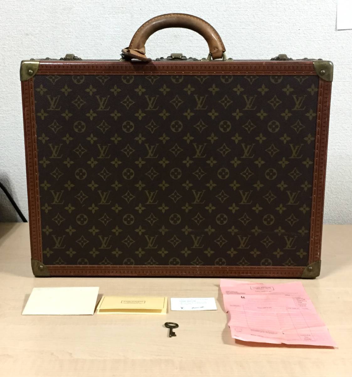 ○市上最安値！本物保証 ルイヴィトン コトヴィル50 証明カード/領収書/鍵 LOUIS VUITTON 50 COTTE VILLE 21422モノグラム トランク ケース コトヴィル50 M21422 ルイ・ヴィトン イニシャルKN入り コトヴィルの通販 ルイヴィトンのアタッシュケース「コトヴィル40」をお買取りしました