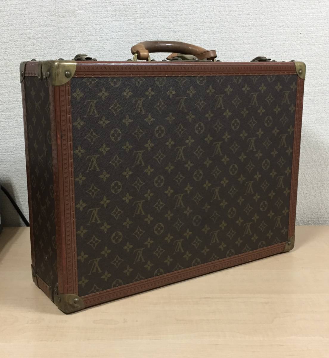 ○市上最安値！本物保証 ルイヴィトン コトヴィル50 証明カード/領収書/鍵 LOUIS VUITTON 50 COTTE VILLE 21422モノグラム トランク ケース コトヴィル50 M21422 ルイ・ヴィトン イニシャルKN入り コトヴィルの通販 ルイヴィトンのアタッシュケース「コトヴィル40」をお買取りしました