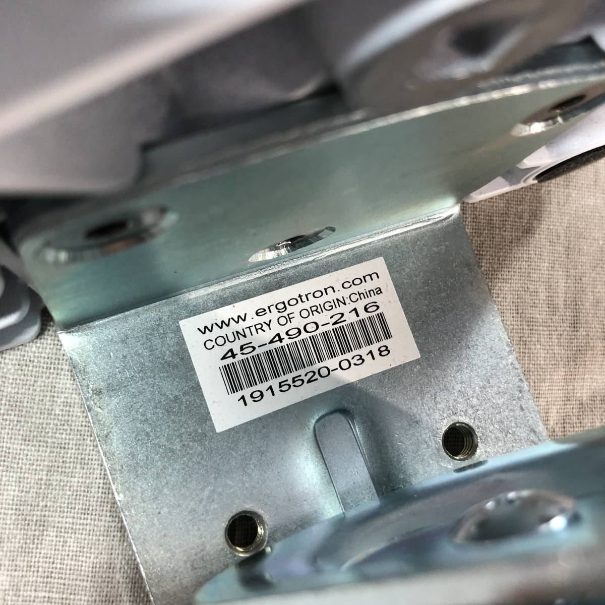 現状品　エルゴトロン LX デスクマウント モニターアーム ホワイト 34インチ(3.2~11.3kg)まで対応 45-490-216 モニターアーム LX エルゴトロン .: エルゴトロンlx [ホワイト