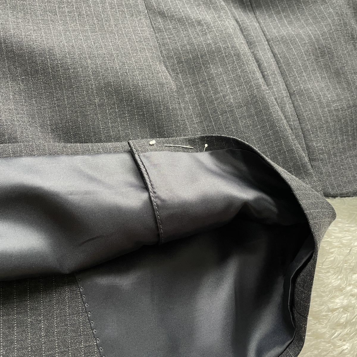 未使用SUIT SELECT スーツセレクト【紳士の佇まい】BB6 Lサイズ相当 スーツセットアップ グレー ストライプ 総裏 3B 段返り ウール SELECT SUIT スーツセレクト SELECTION｜6WAYスーツ｜スーツセレクト｜ショップ SELECT◇スーツ&frasl;Y6&frasl;ウール&frasl;GRY&frasl;ストライプ&frasl;BLK1707 WEB限定&frasl;OUTLET発送在庫ありRBC年間ノーカラー1釦