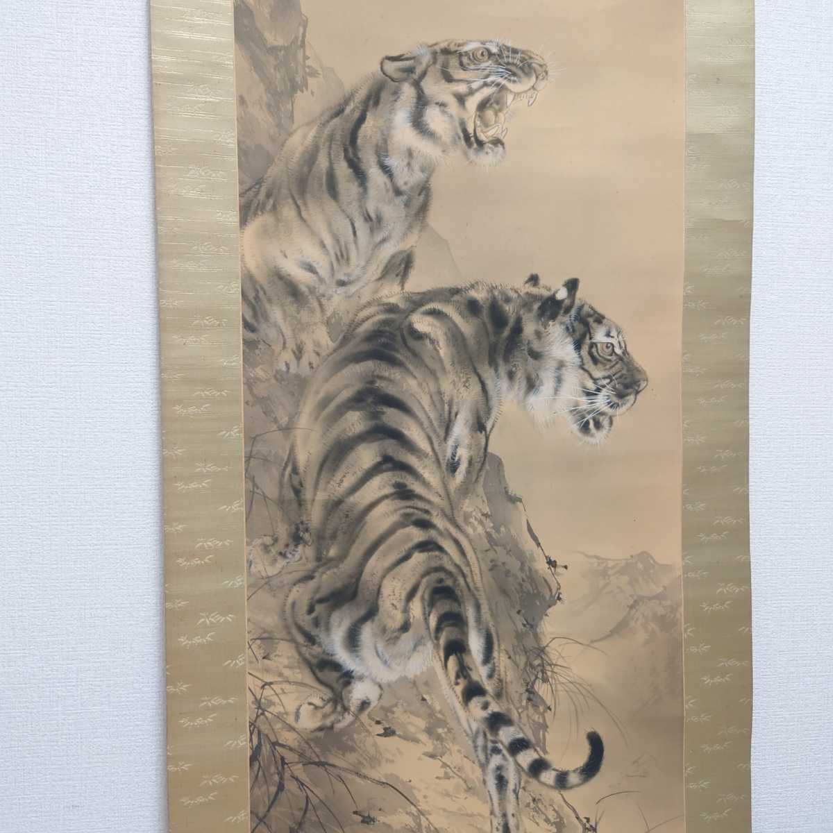 真作⁄武田頼恭⁄猛虎図⁄絹表装⁄桐共箱付⁄布袋屋掛軸