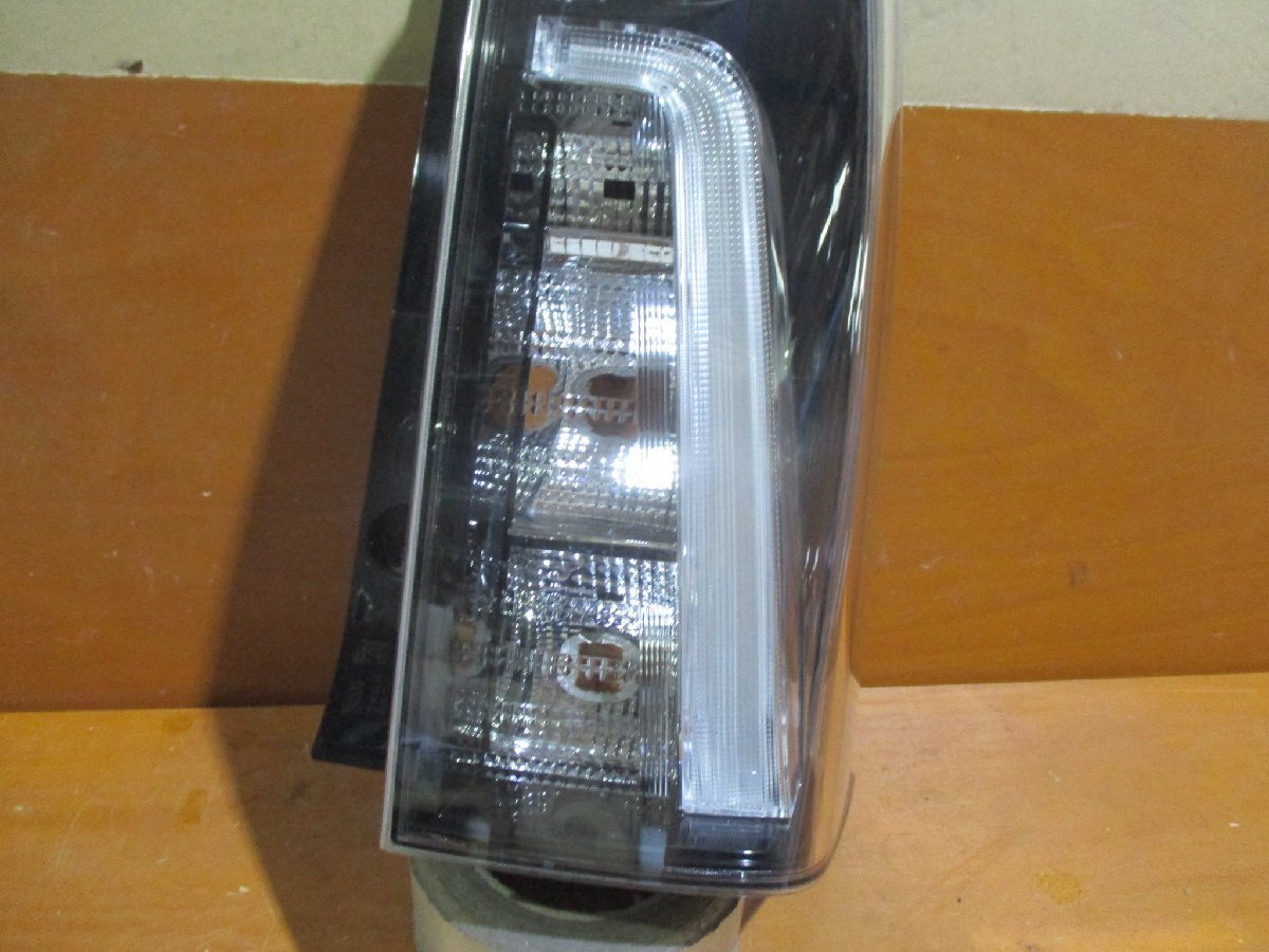 即決 良品 タントカスタム LA650S 右テールライト 純正 81551‐B2440