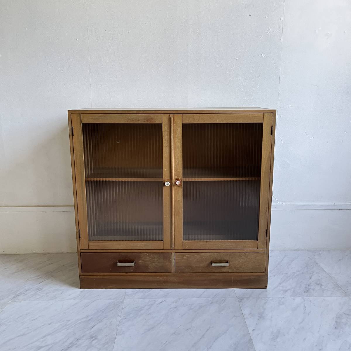 レトロ 昔懐かしいガラス戸の食器棚 80×34.7×75cm 書棚 棚 和家具 店舗