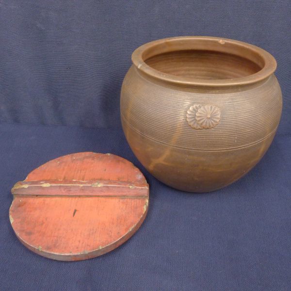 V223☆時代物 古備前 木製蓋付 十六菊文彫刻入水鉢 蓋付壺 高18.5cm 