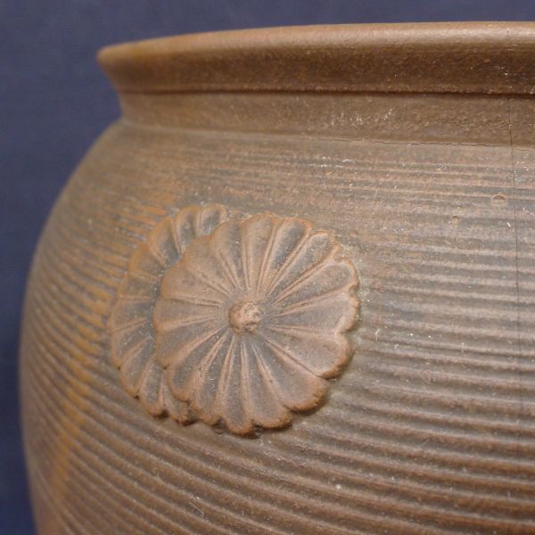 V223☆時代物 古備前 木製蓋付 十六菊文彫刻入水鉢 蓋付壺 高18.5cm 
