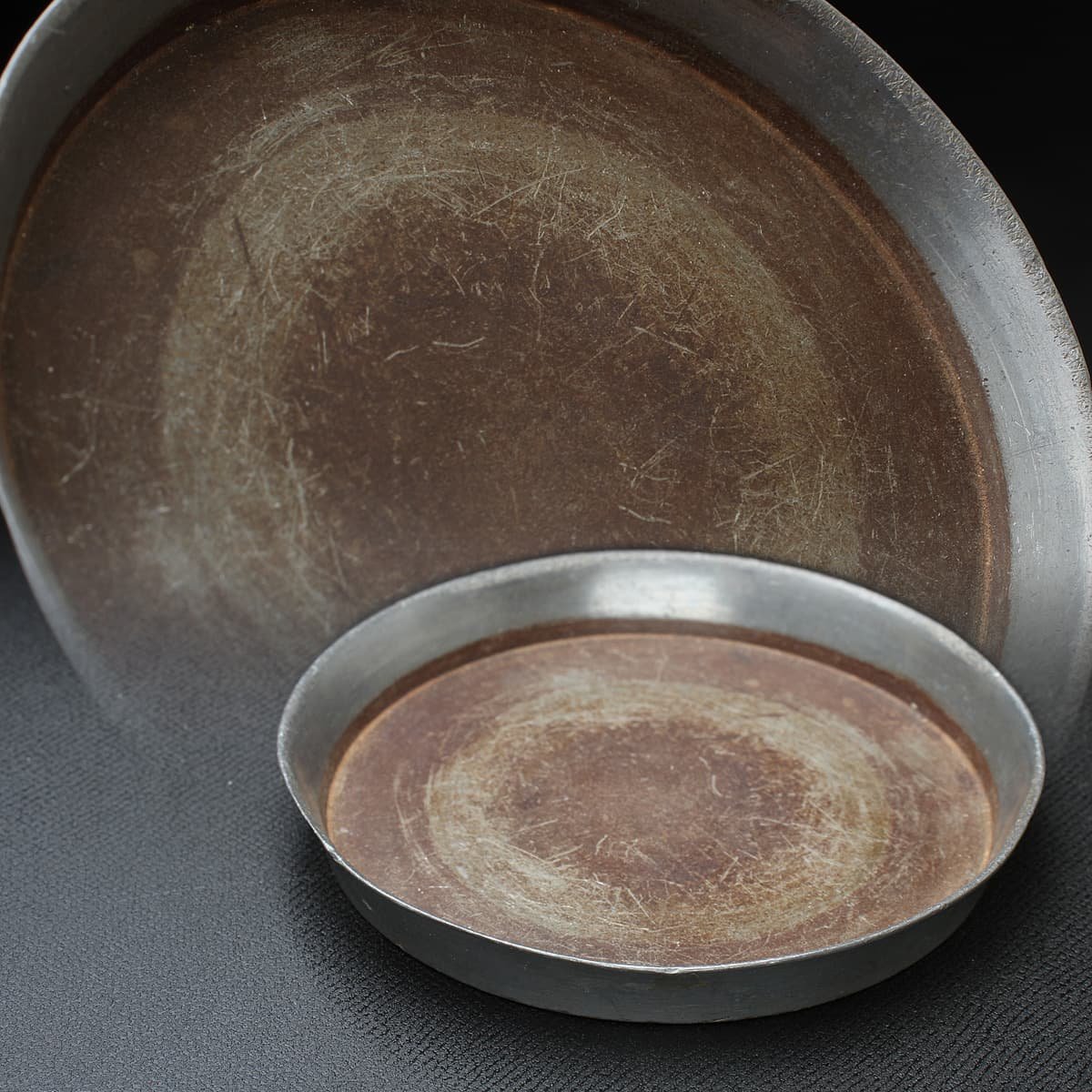 錫　瓶敷　皿　瓶座 骨董古美術 HW829 時代物 古錫瓶座・錫底座 外径8.6cm 重90g・錫缶