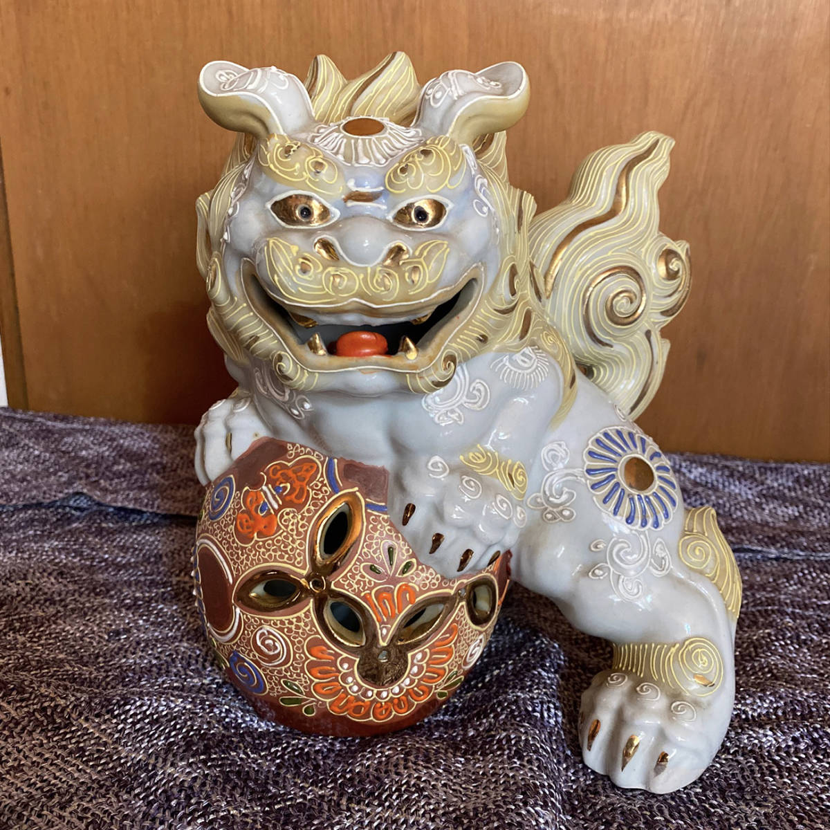 良品】 九谷焼 玉乗り獅子 洒落た やや小ぶり 金彩 魔除け 縁起物 開運