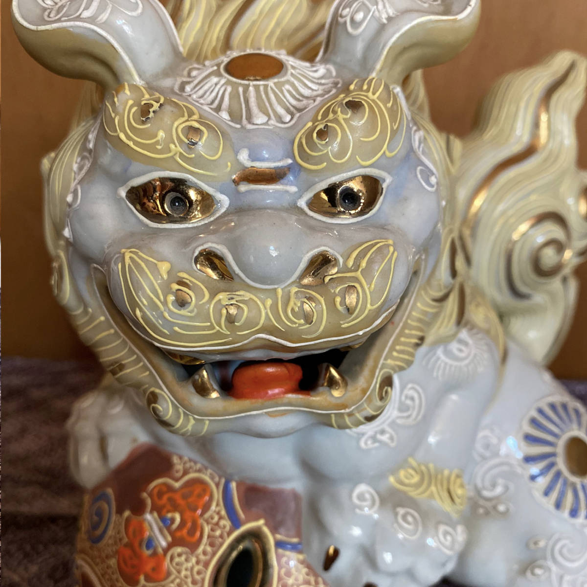良品】 九谷焼 玉乗り獅子 洒落た やや小ぶり 金彩 魔除け 縁起物 開運