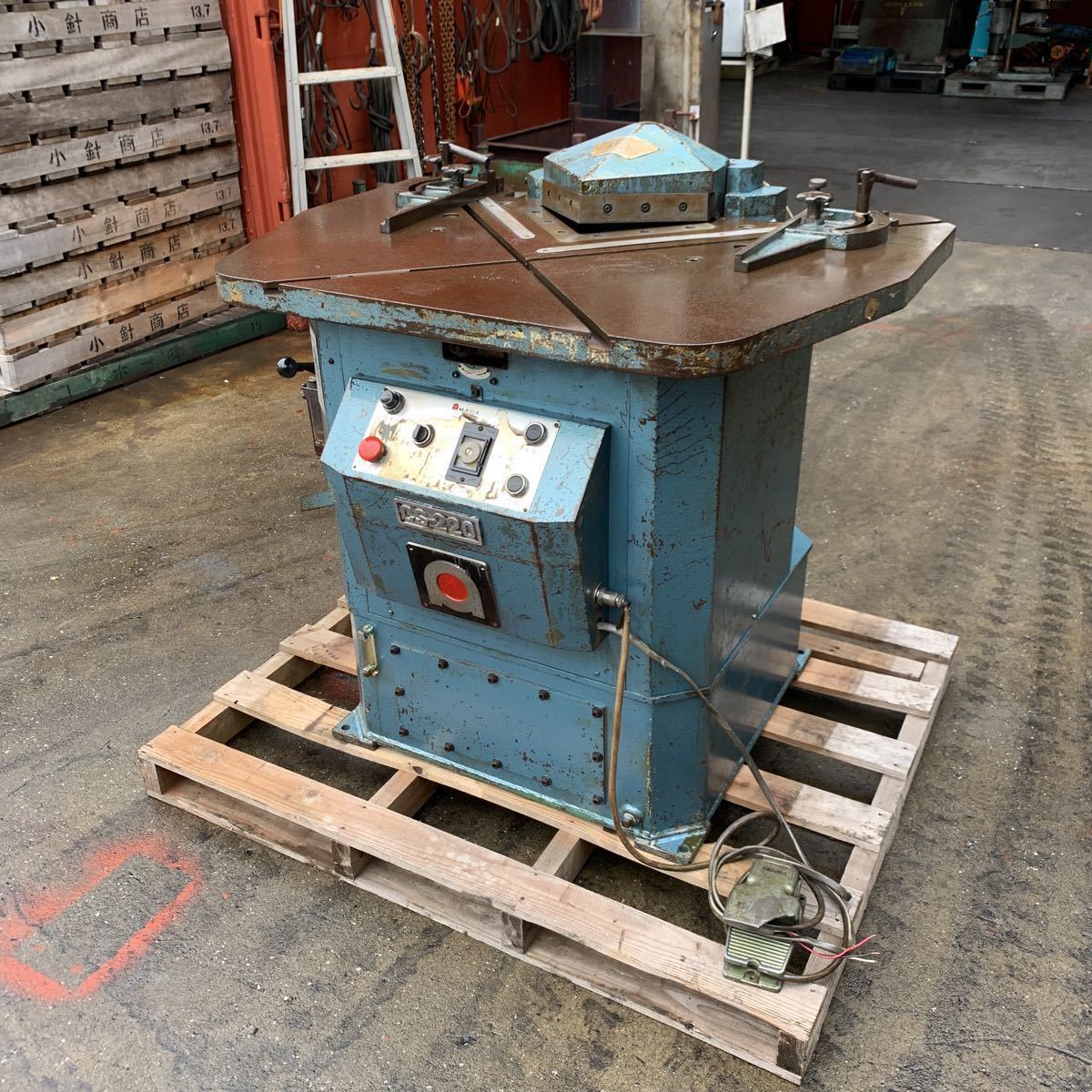 ☆SS-1543 AMADA アマダ コーナーシャー☆CS-220 年1985 AC200V 動作確認済み　最大板厚3.2　切断能力220×220　ラムストローク22