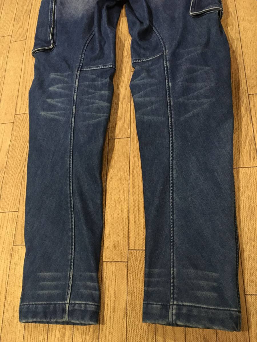 展示品 HYOD D3o 秋冬対応商品 裏地フリース ストレッチカーゴジーンズ Mサイズ(表記30）ウエスト幅76-78cm 身長166-172cm D3o膝パッド付き HYOD D3O 裏地フリース ストレッチジーンズ ナイロン素材ストレッチ ライディング