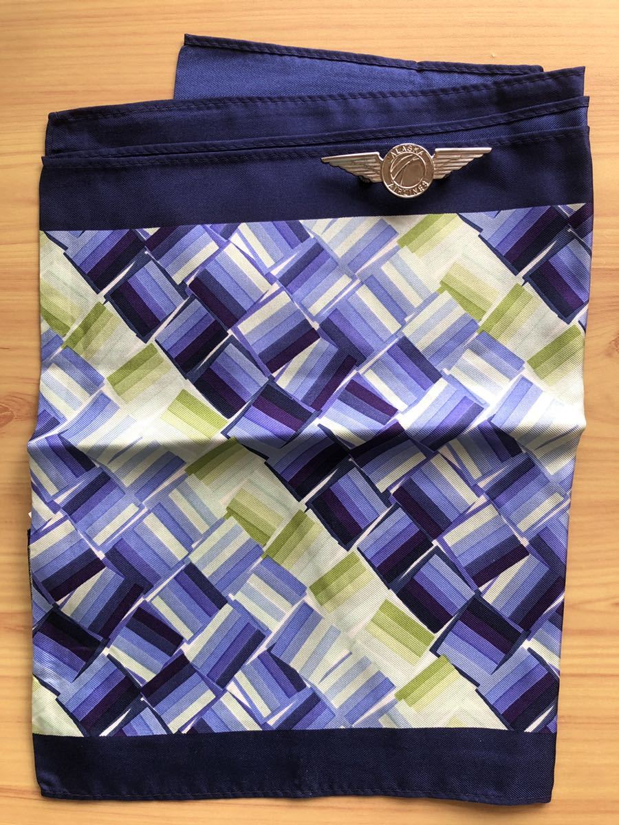 アラスカ航空スカーフとバッジ