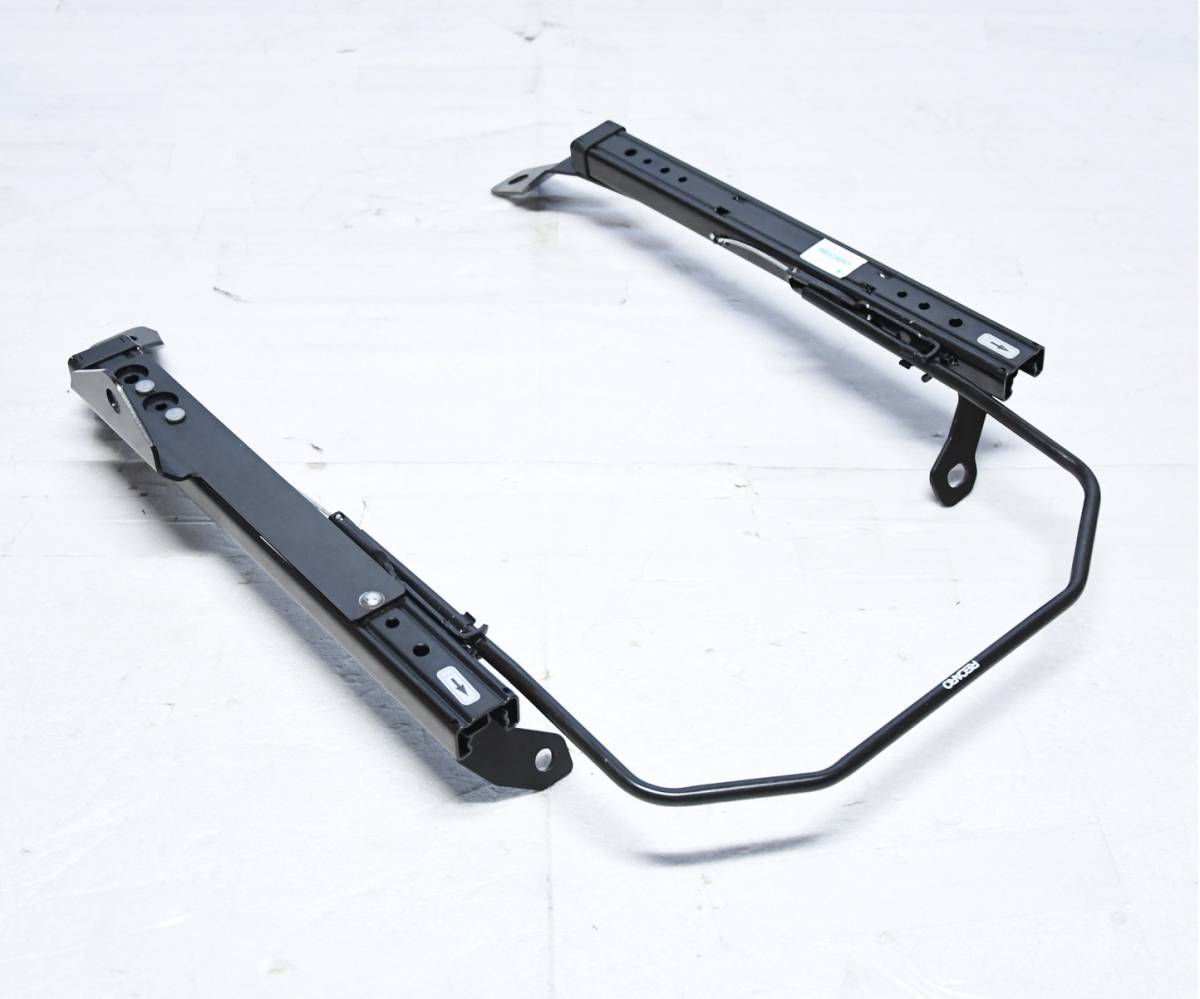 B. 200系 ハイエース レジアスエース 2005/11 レカロ RECARO 正規 