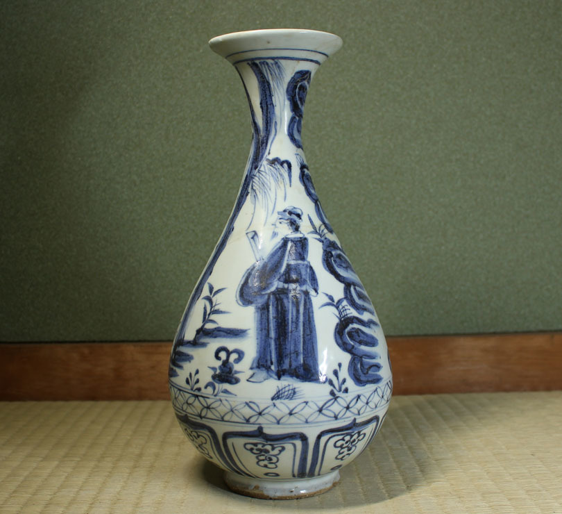 秘蔵品 景徳鎮（けいとくちん）とは 官窯景徳鎮窯染付人物図瓶・明時代