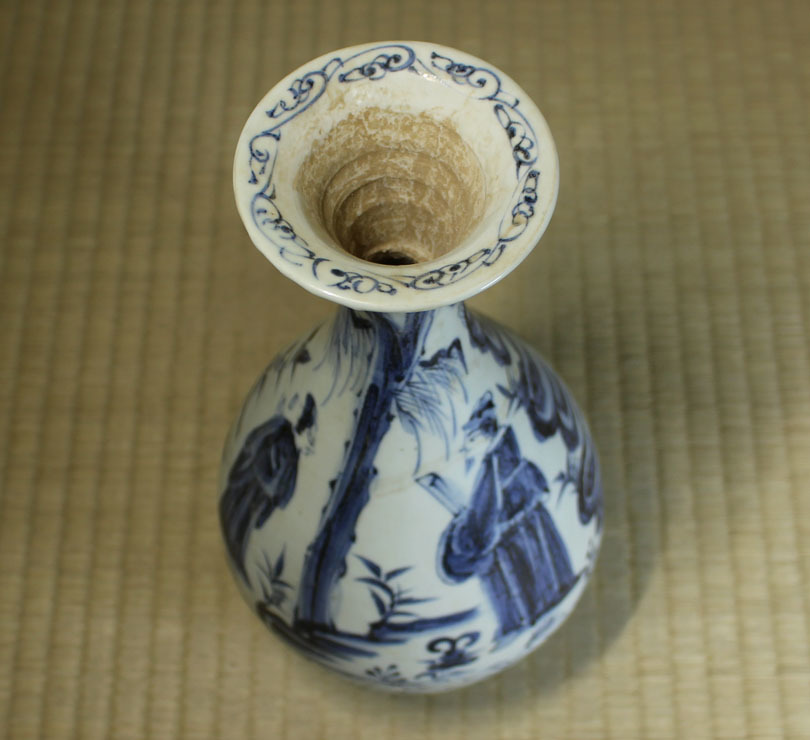 秘蔵品 景徳鎮（けいとくちん）とは 官窯景徳鎮窯染付人物図瓶・明時代