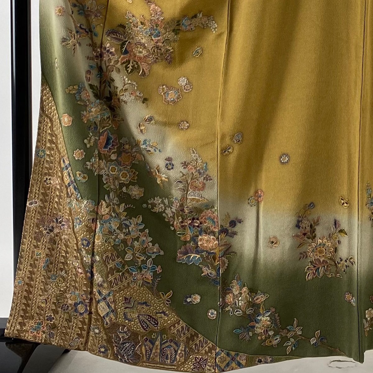 【競ナビ】訪問着 美品 秀品 草花 幾何学模様 金糸 刺繍 黄土色 袷 163cm 65.5cm M 正絹 【中古】