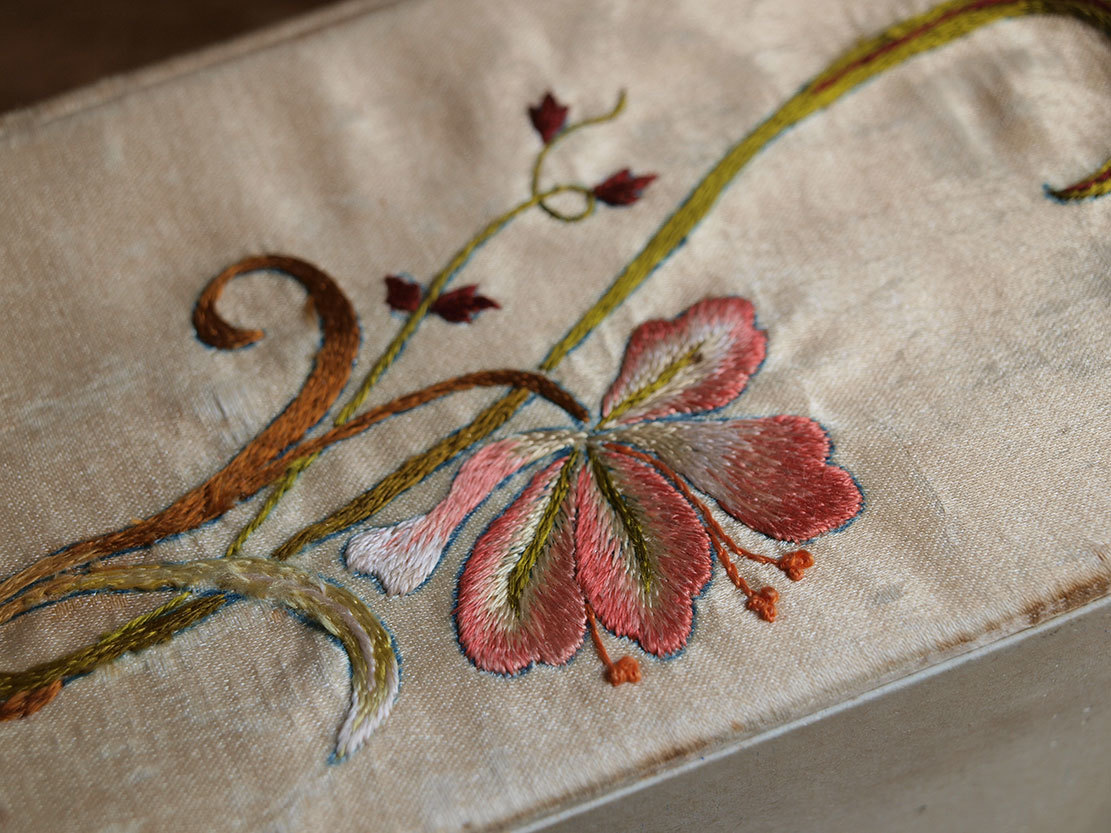 シルクテーブルセンター手刺繍、新品 織りなす