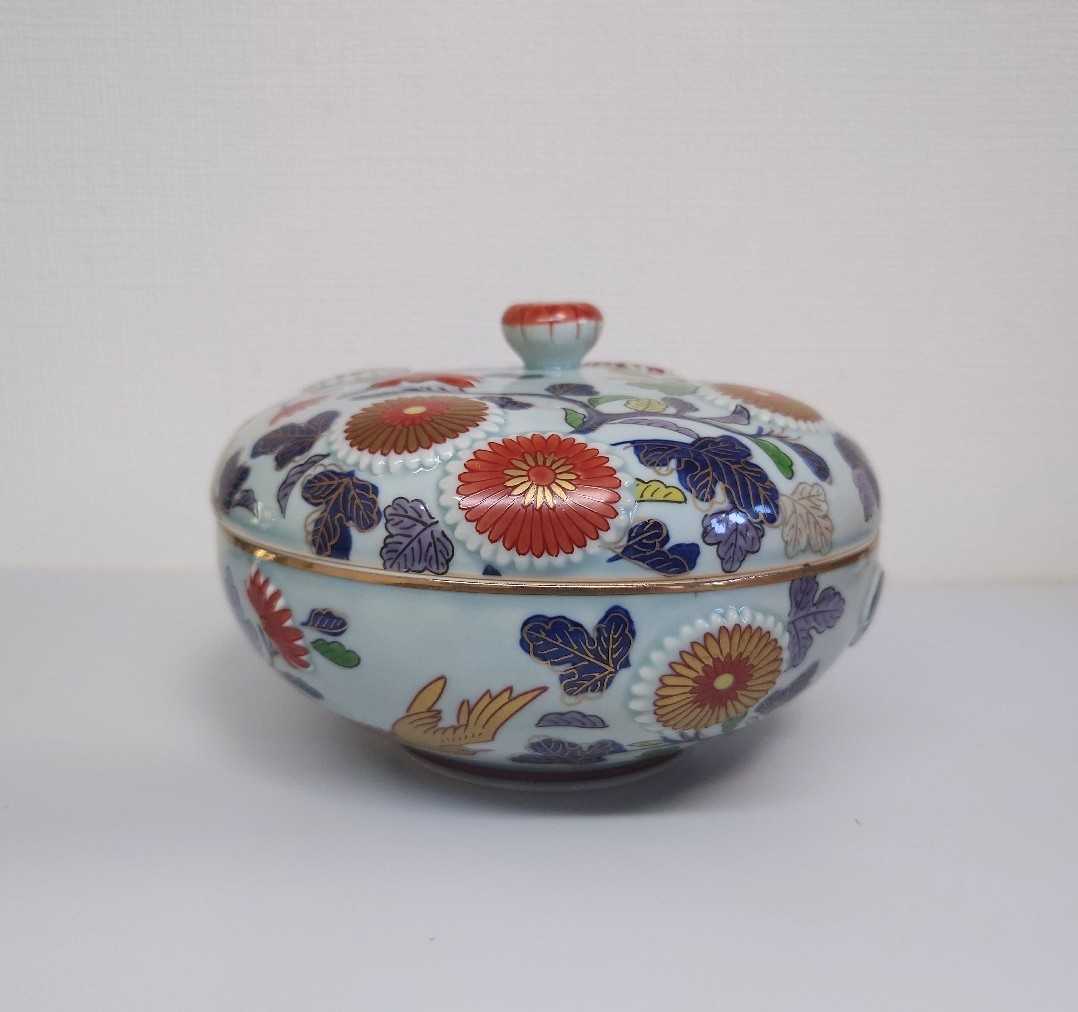 林九郎 作 浮彫菊紋 蓋物 古伊万里 有田焼 金襴手(染錦)｜売買された 