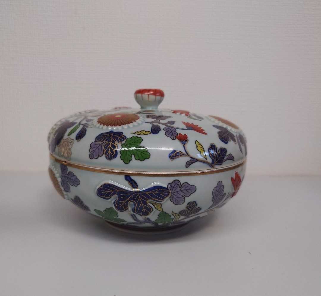 林九郎 作 浮彫菊紋 蓋物 古伊万里 有田焼 金襴手(染錦)｜売買された 