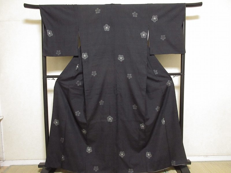 お買い得，100%新品 ドークブア 本場結城紬 １００亀甲 梅鉢 黒地 極上の逸品 415(結城紬)｜売買されたオークション情報、yahooの商品情報をアーカイブ公開 - オークファン 結城紬
