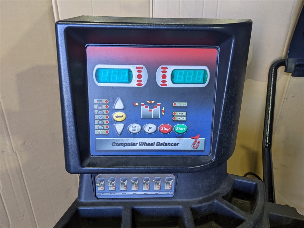 ●BA6002 中古 ホイールバランサー CORGHI(コーギ/イタリア) EM7340 仕様は下記詳細確認 100V (状態〇/電源を含めて簡単な動作確認済)_3