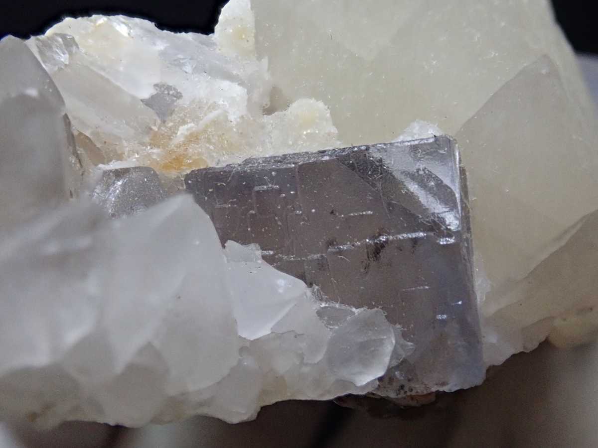 パキスタン産 フローライト with カルサイト ⁄ Fluorite with Calcite