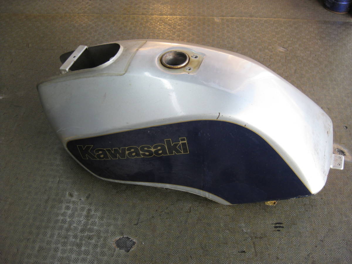 カワサキ GPZ750F ガソリンタンク タンク 旧車 希少 絶版 中古 ジャンク品レストアベース