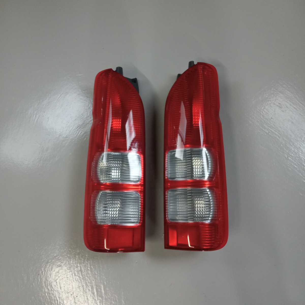 ほぼ新品】トヨタ200系ハイエース 純正テールランプ カプラーハーネス