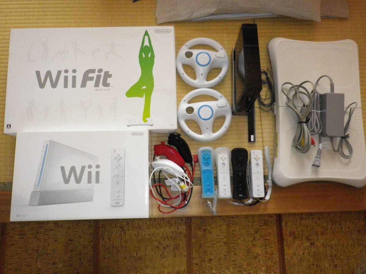☆Wii(ウィー)クロ，Wii Fit，リモコン4個その他☆おまけソフト7本付き♪