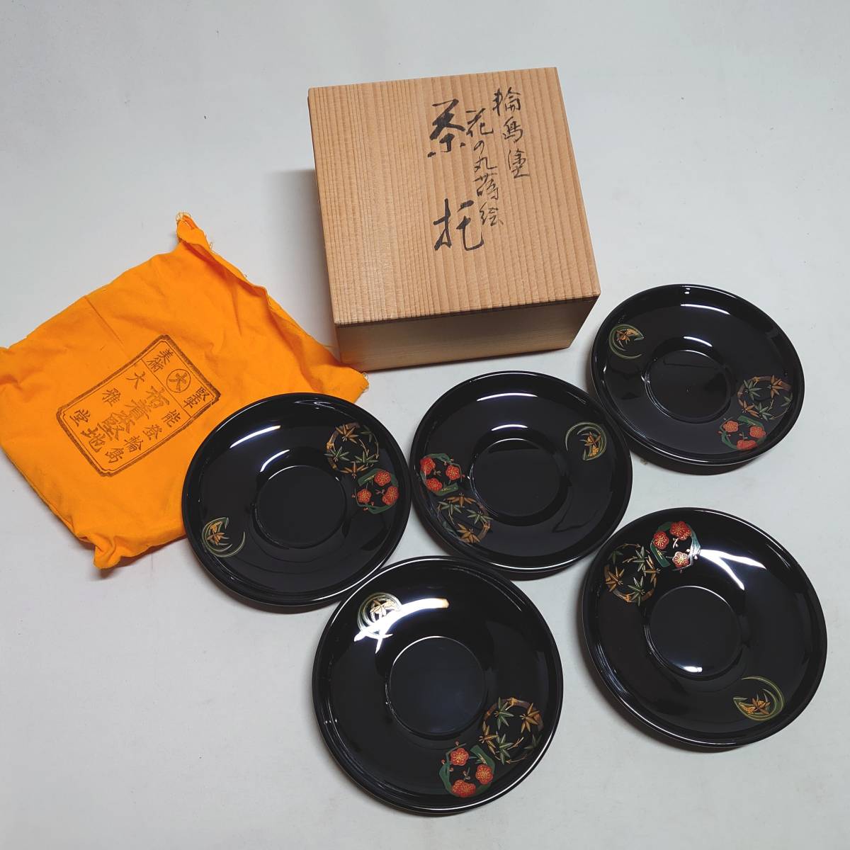 大雅堂「輪島塗　折鶴蒔絵　茶托」５客セット① 茶托 5客1組 輪島塗の塗師屋 折鶴蒔絵 242,000円（税込） 四季草花蒔絵