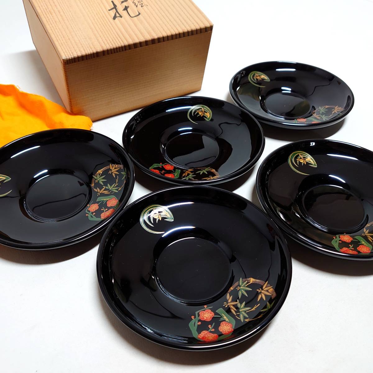 茶托 5客1組 輪島塗の塗師屋 折鶴蒔絵 242,000円（税込） 四季草花蒔絵