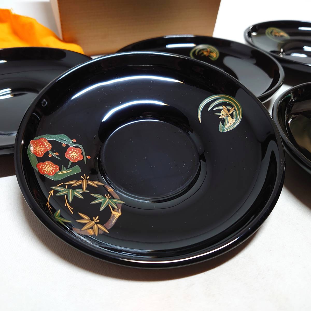 茶托 5客1組 輪島塗の塗師屋 折鶴蒔絵 242,000円（税込） 四季草花蒔絵
